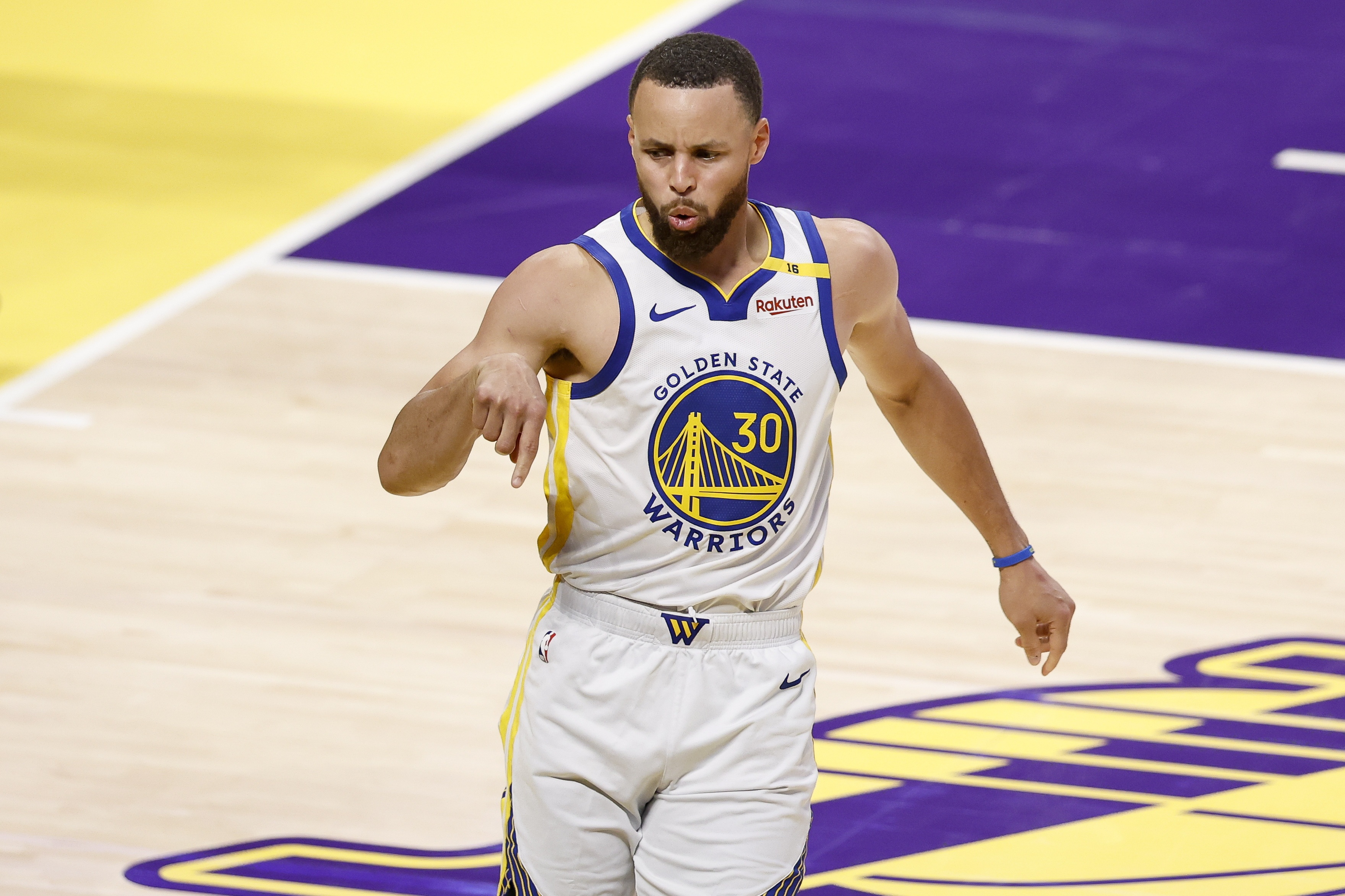 勇士碾压四川队,伦纳德状态火热 勇士碾压四川队,伦纳德状态火热