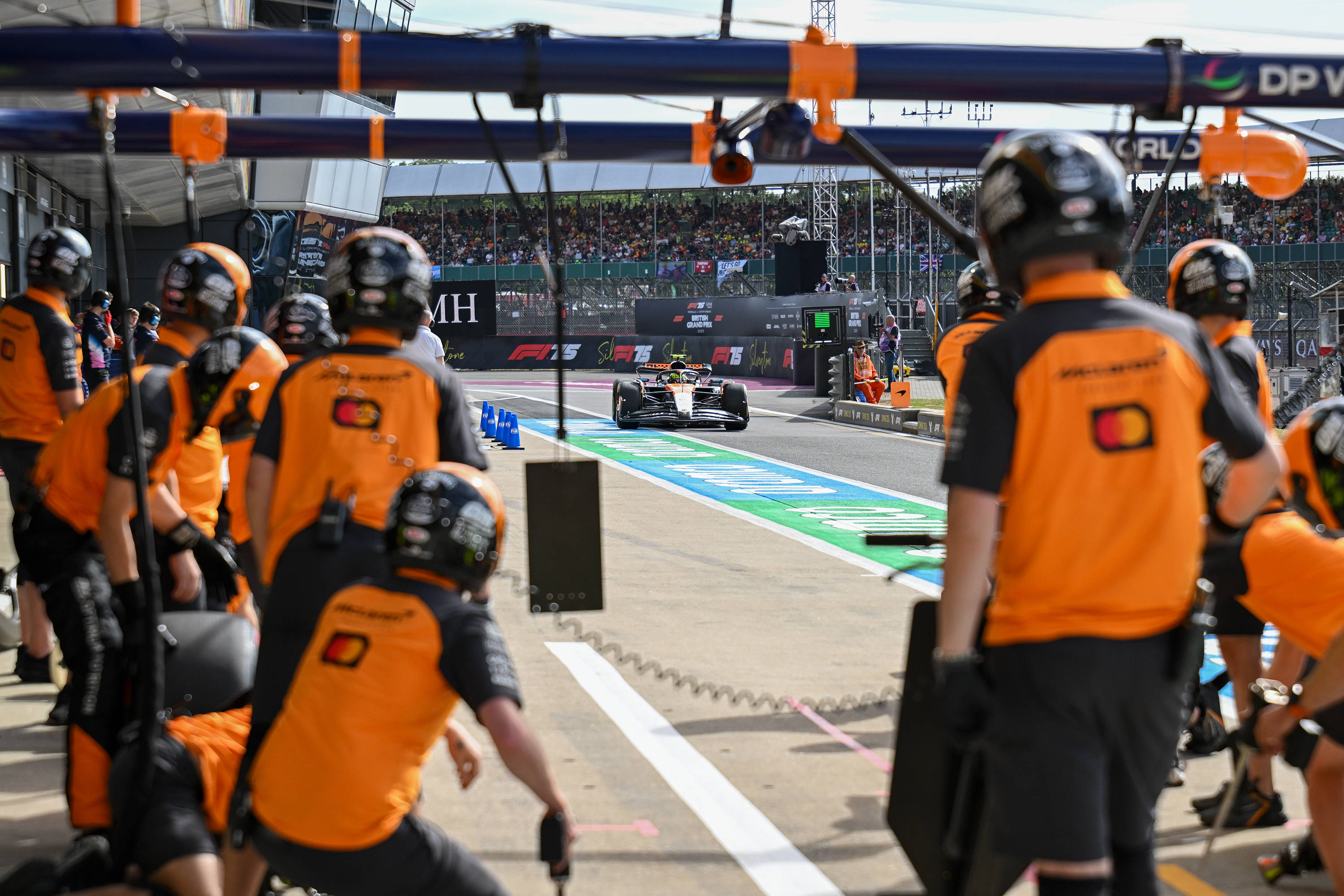 开云体育平台APP-迈凯伦翻盘红牛二队，塞恩斯统治全场的简单介绍