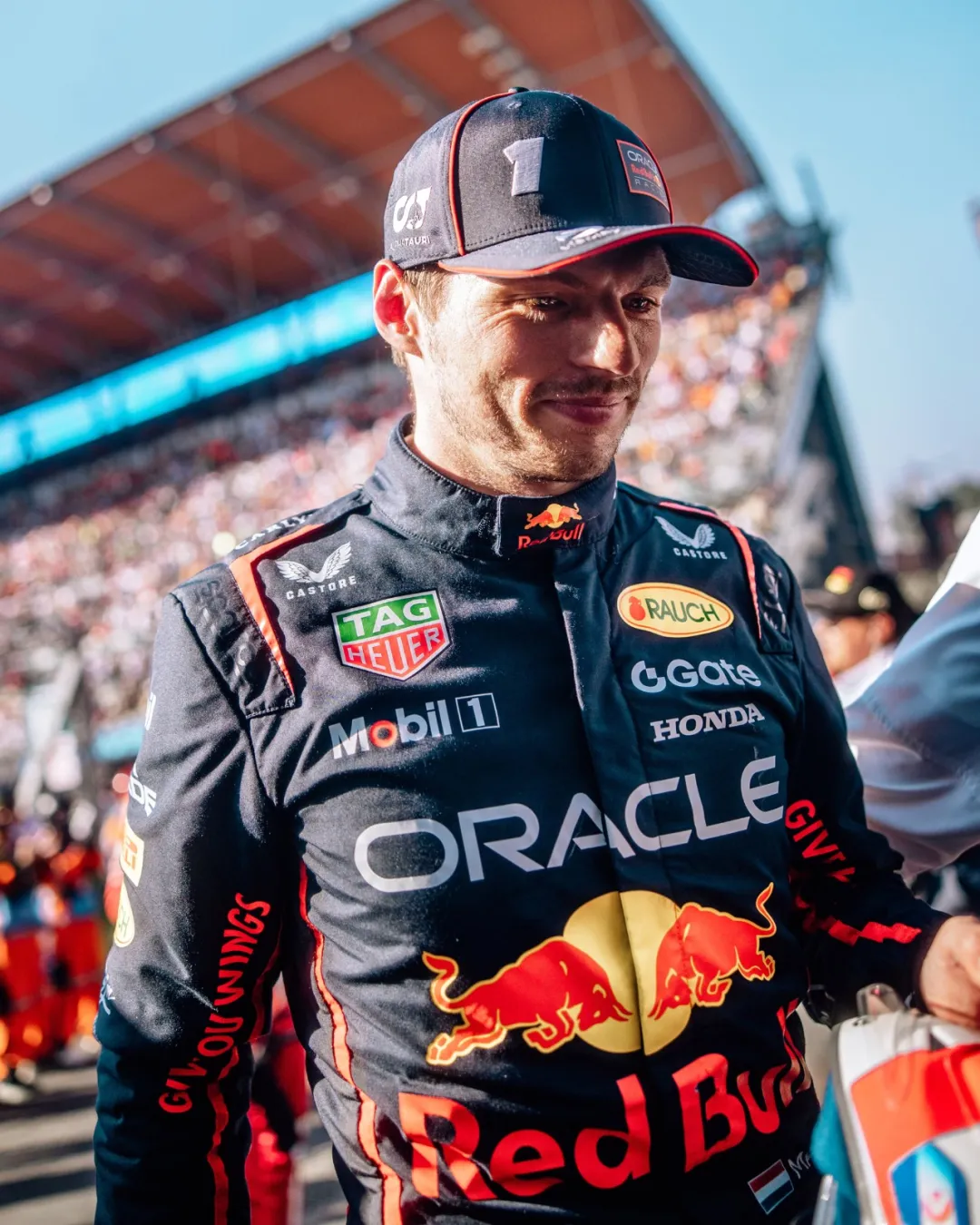 威廉姆斯险胜哈斯车队，汉密尔顿带队取胜