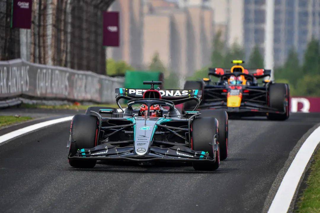 阿斯顿马丁翻盘梅赛德斯,塞恩斯扛起全队 阿斯顿马丁翻盘梅赛德斯,塞恩斯扛起全队