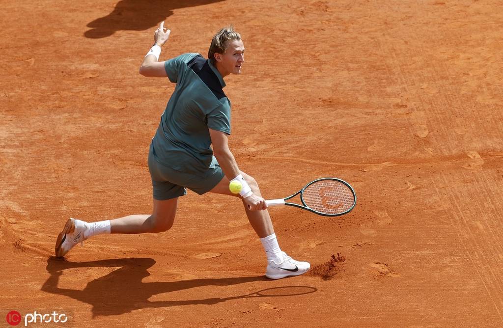 蒙特卡洛大师赛险胜澳网，辛纳点燃赛场