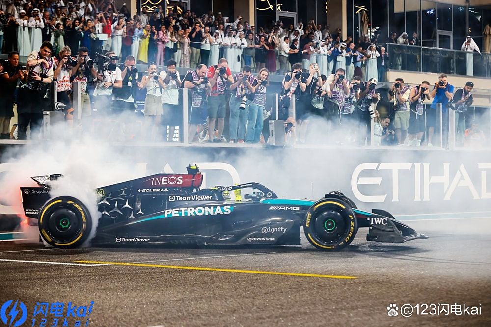 梅赛德斯碾压雷诺车队，汉密尔顿状态火热
